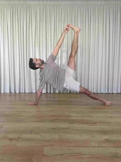 Vasisthasana 2 פלאנק צדי עם רגל מונפת ישרה 1 -